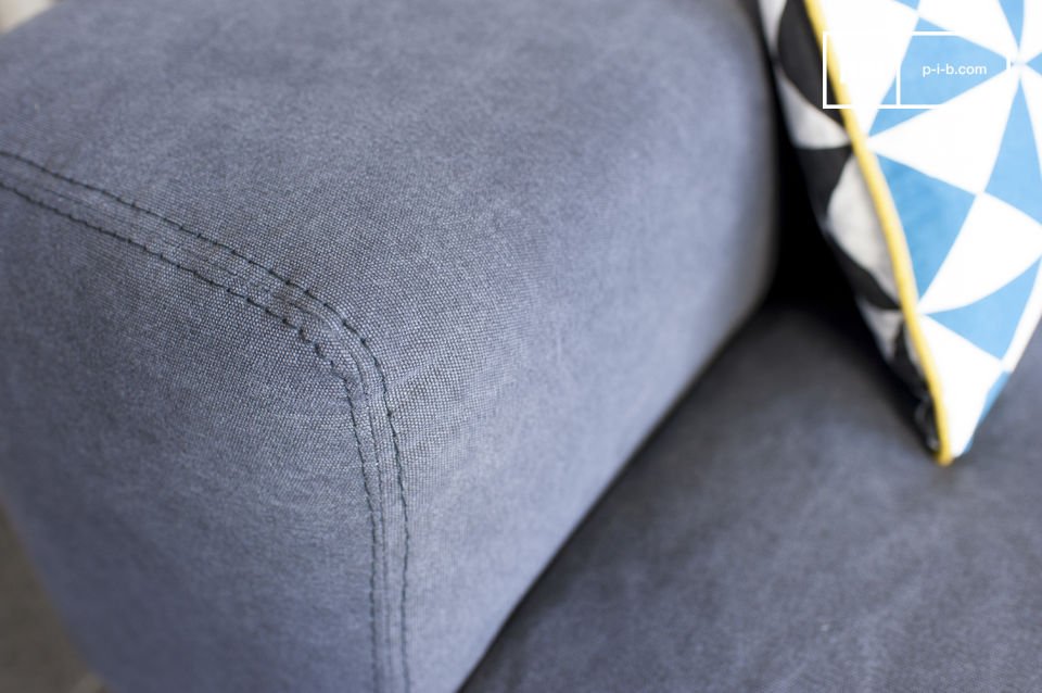 Le canapé Bergen et son revêtement en coton affichent un très joli ton de gris qui ne laissera