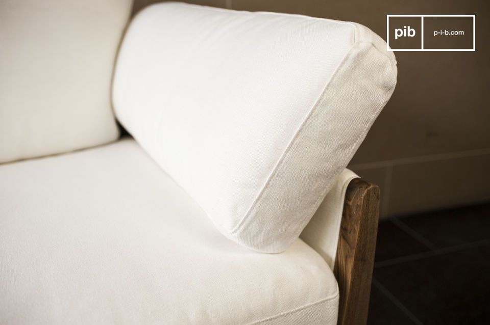 Le revêtement de lin blanc confère au canapé délicatesse et élégance.