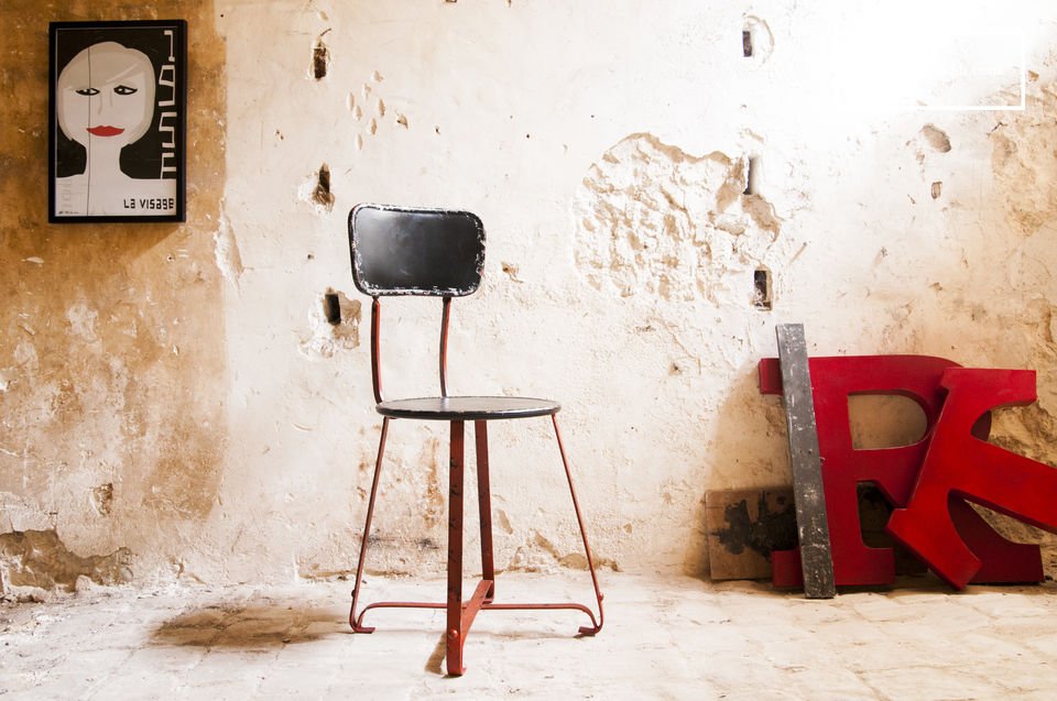 La chaise Bastel est un magnifique exemple de chaise en métal qui apportera une touche de charme