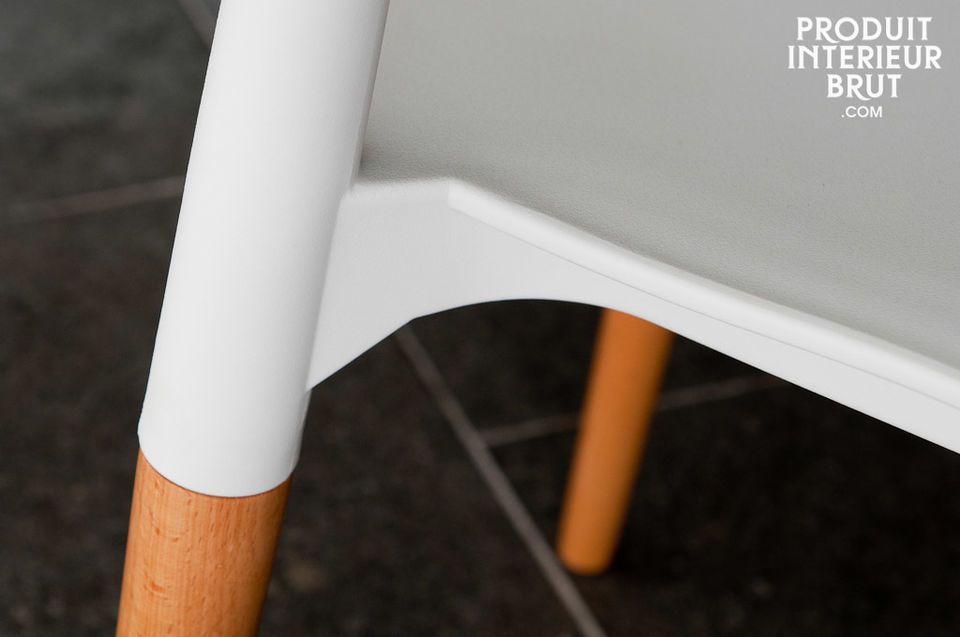 Une chaise alliant une partie haute en matériau synthétique parfaitement blanche et un beau