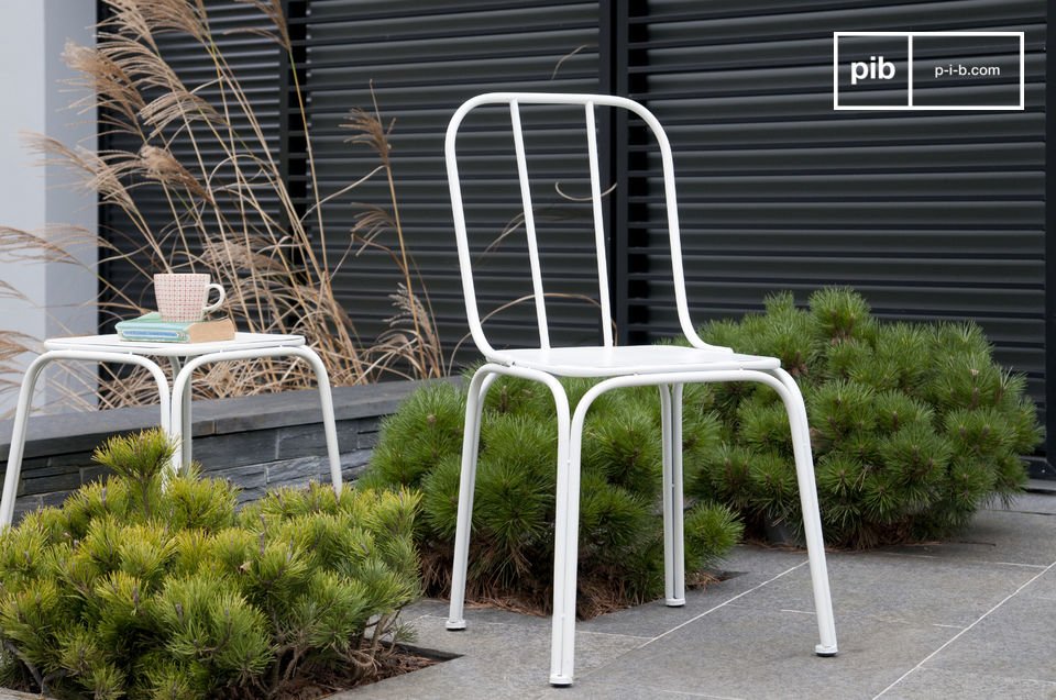 Jolie chaise blanche en métal au design scandinave.