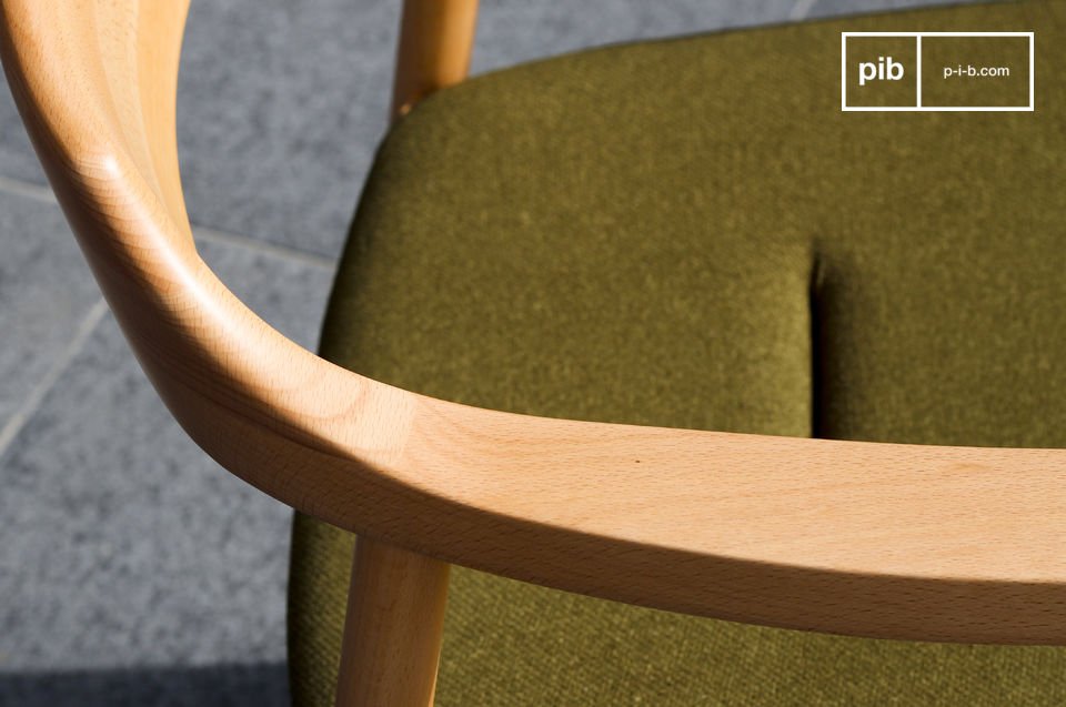 Reprenant le design intemporel des fauteuils scandinaves des années 50