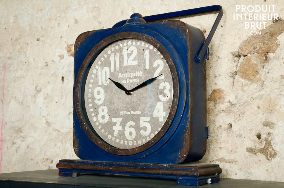 Cette horloge à poser en métal patiné d\'un bleu profond confère un cachet vintage style deco
