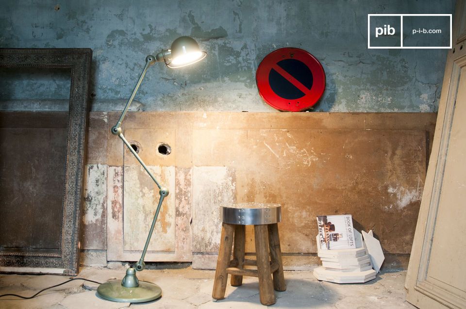 Le lampadaire Jieldé Loft en finition vert Vespa est un joyau du mobilier industriel.