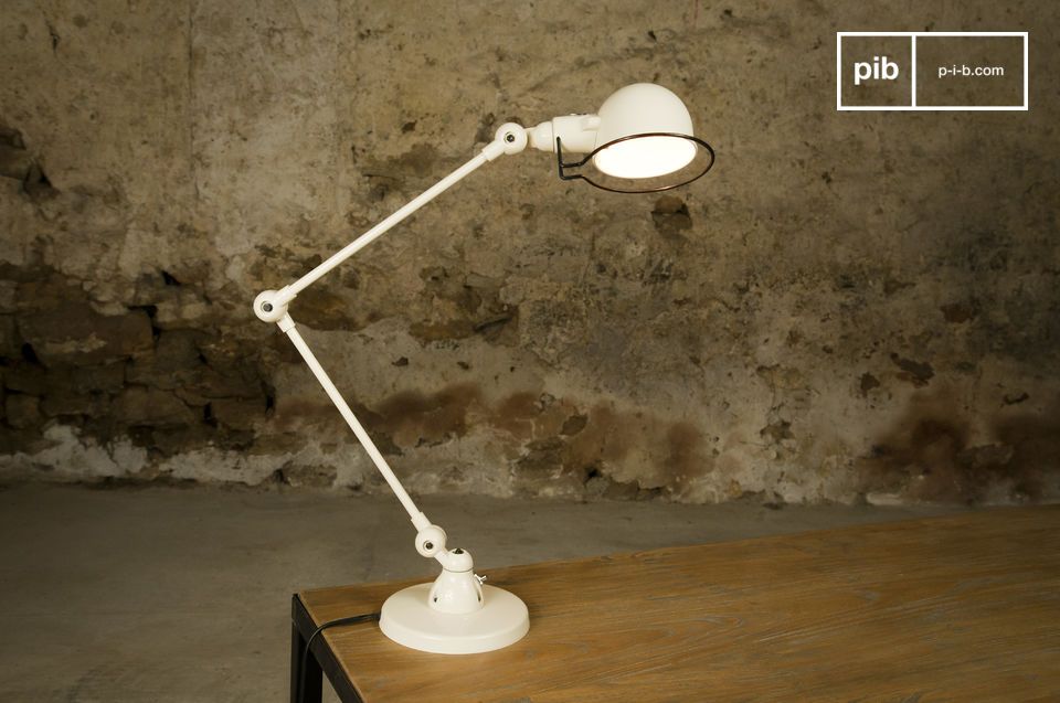 La lampe se compose de bras de 30 centimètres facilement orientables.