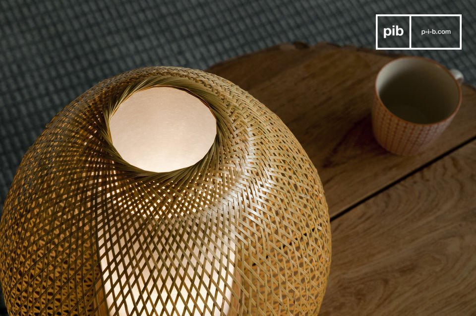 Appréciez le travail de tressage de brindilles de bambou qui constituent ce luminaire élégant