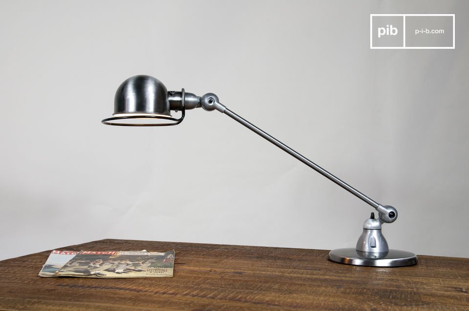 Cette lampe Jieldé impose son style industriel.