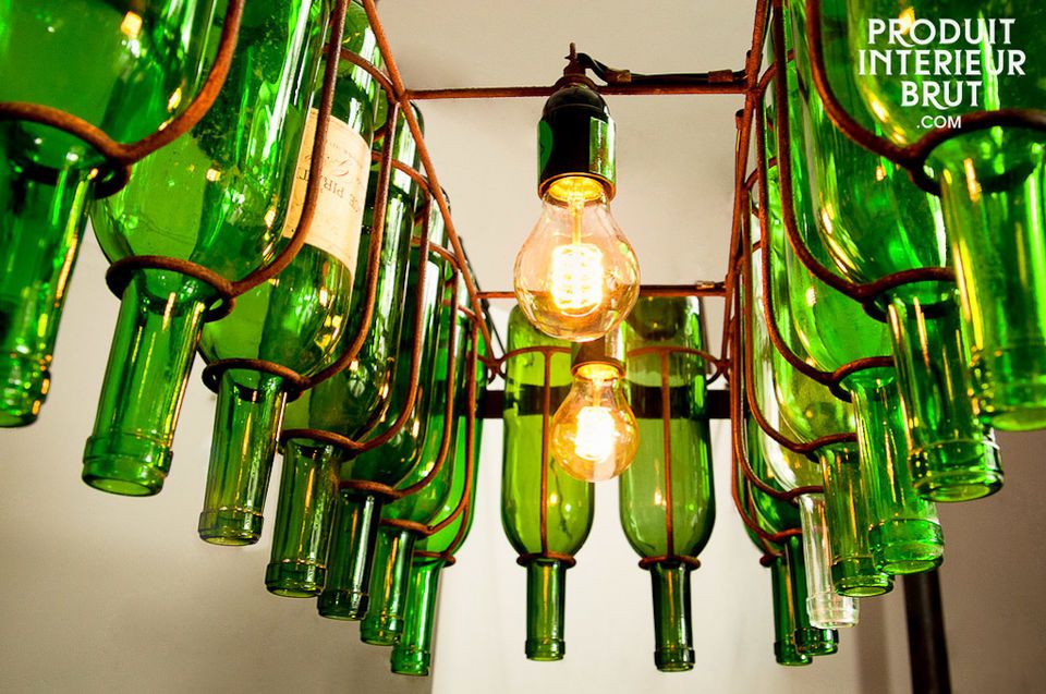 Un luminaire suspendu original tout en métal, à équiper jusqu\'à 22 bouteilles teintées ou non