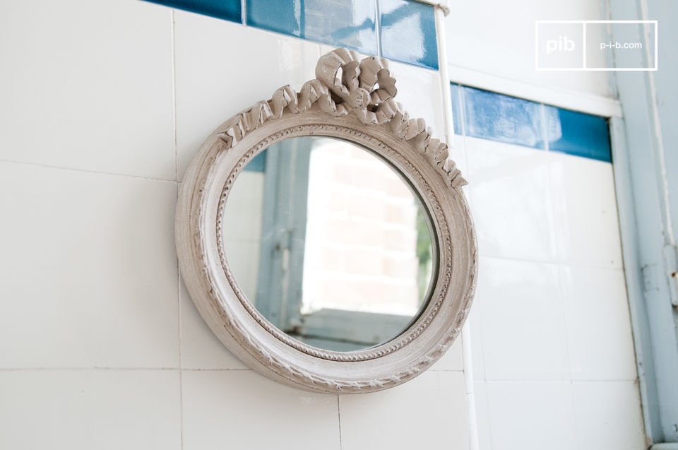 Le miroir Justine est un petit accessoire de décoration au charme délicat du style romantique