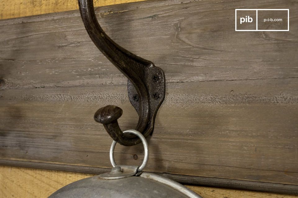 Acier et bois massif grisé pour votre cuisine ou votre entrée.