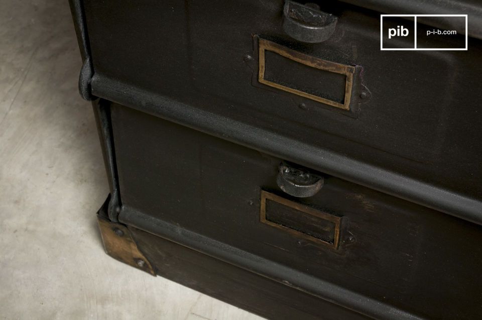 Les tiroirs possède de jolis portes étiquettes en laiton doré.