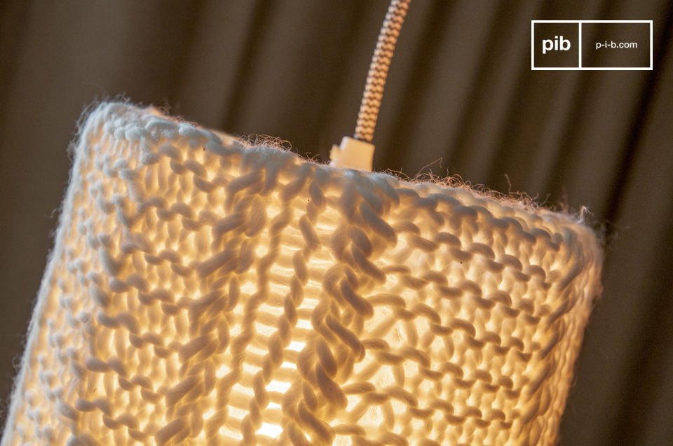 Grâce au tricot la lampe diffuse une lumière douce.