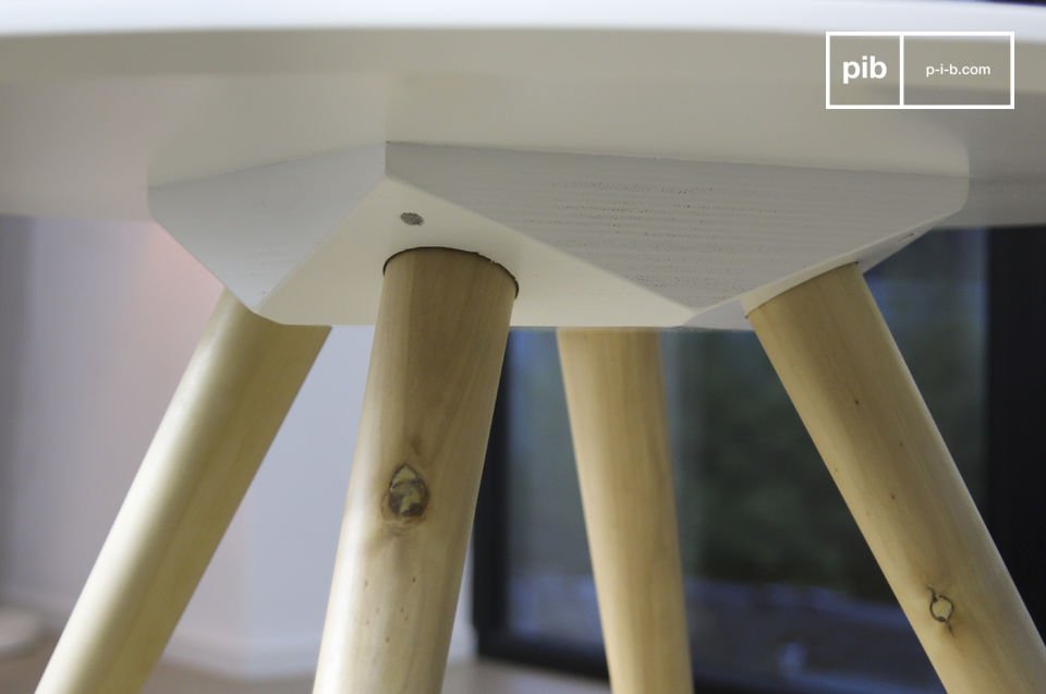 La table basse ronde Beel est un meuble nordique sobre qui impressionne par son côté lumineux