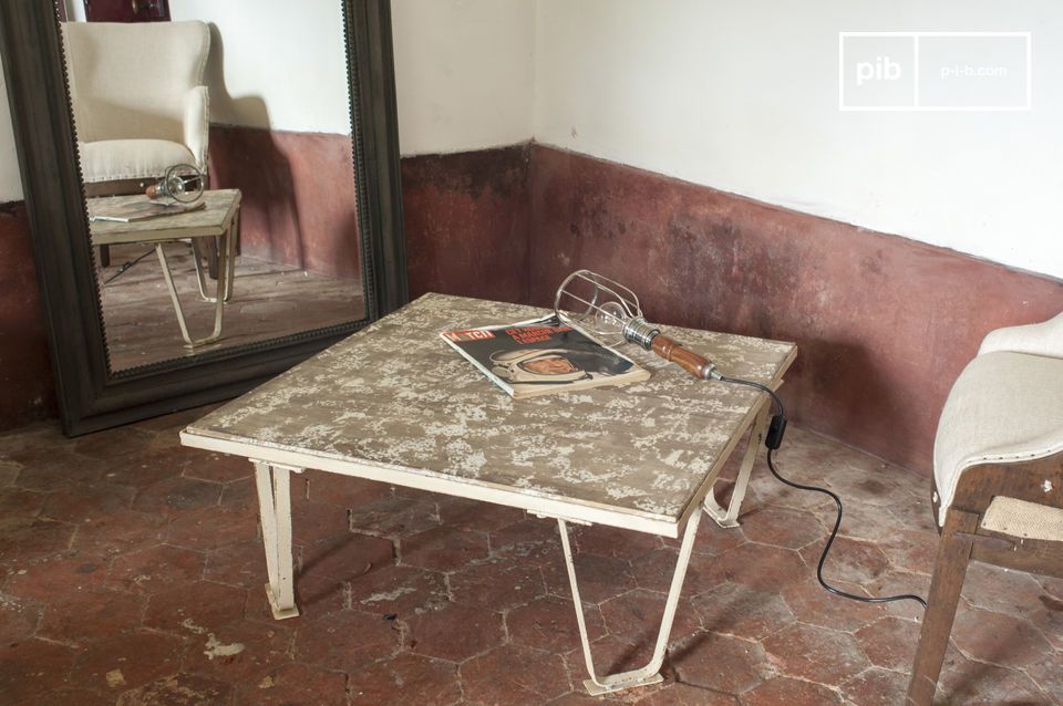 Une table basse qui associe une structure en métal à la façon des anciennes palettes d\'atelier