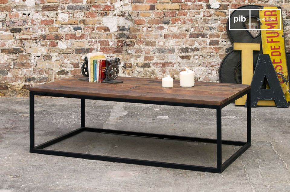 Belle table basse en bois et structure noire.