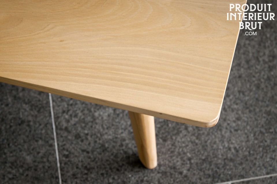 La table Möka, entièrement réalisée en bois clair séduit par sa ligne épurée