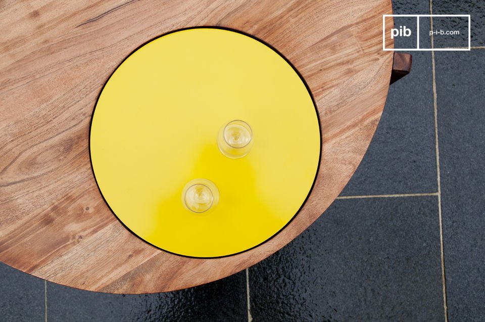 Une table de salon originale par son disque jaune intégré dans le plateau de bois