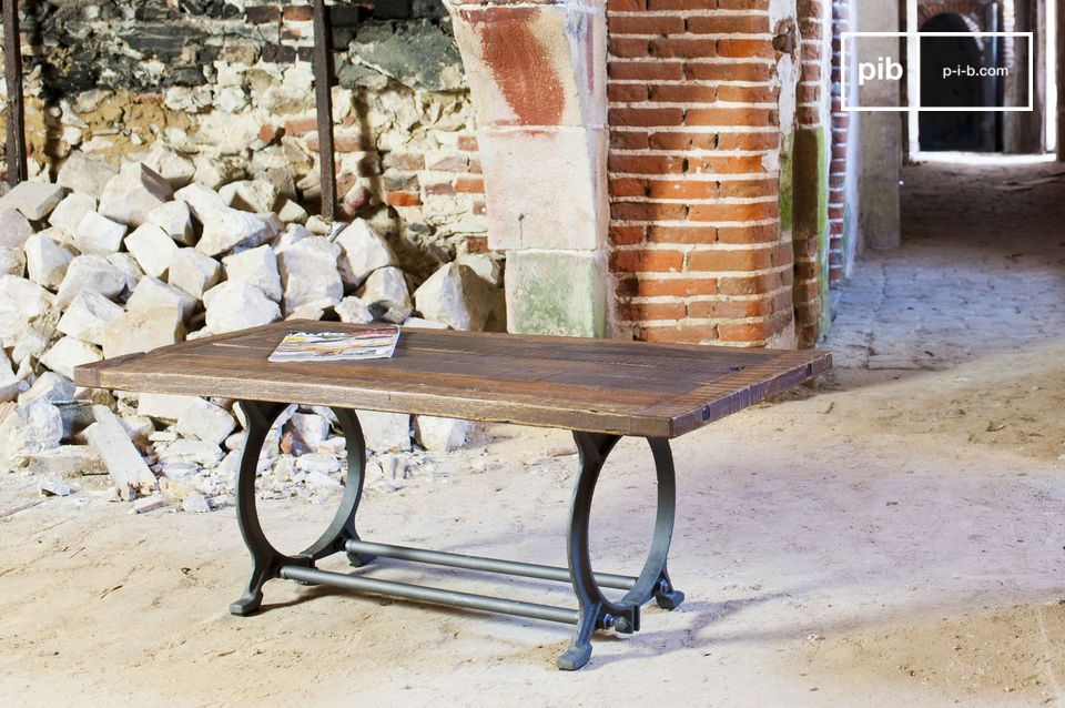 Sublime table basse en bois sombre et fonte.
