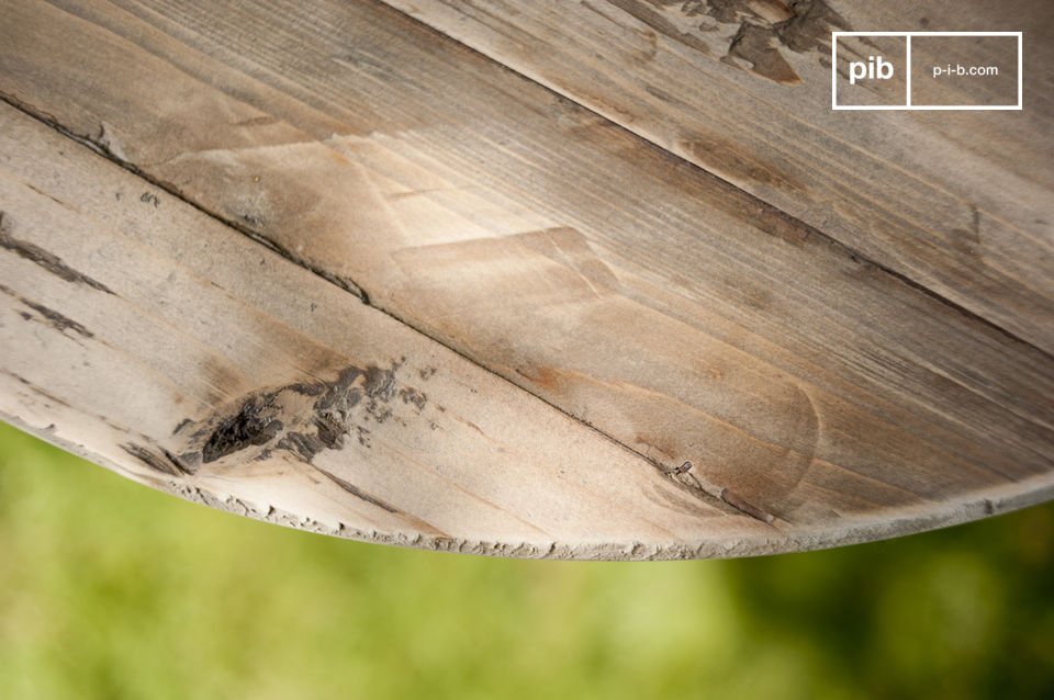 La table en bois ancien Adèle est un charmant petit meuble qui rehaussera le cachet à votre déco