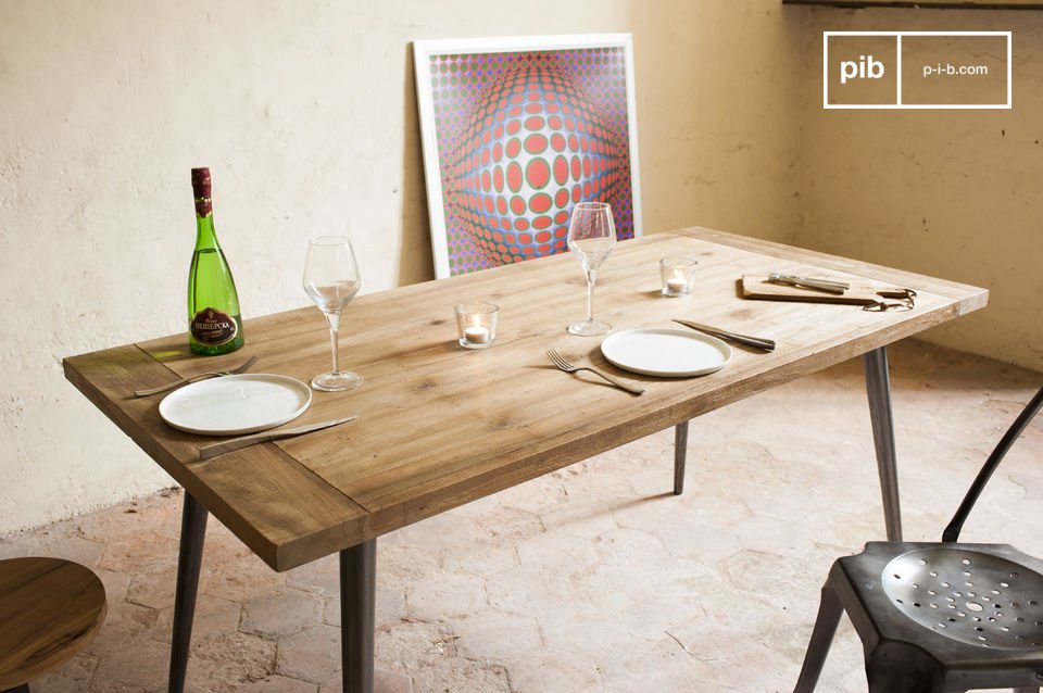 La table Limor est un meuble de taille généreuse qui séduit par sont aspect brut et