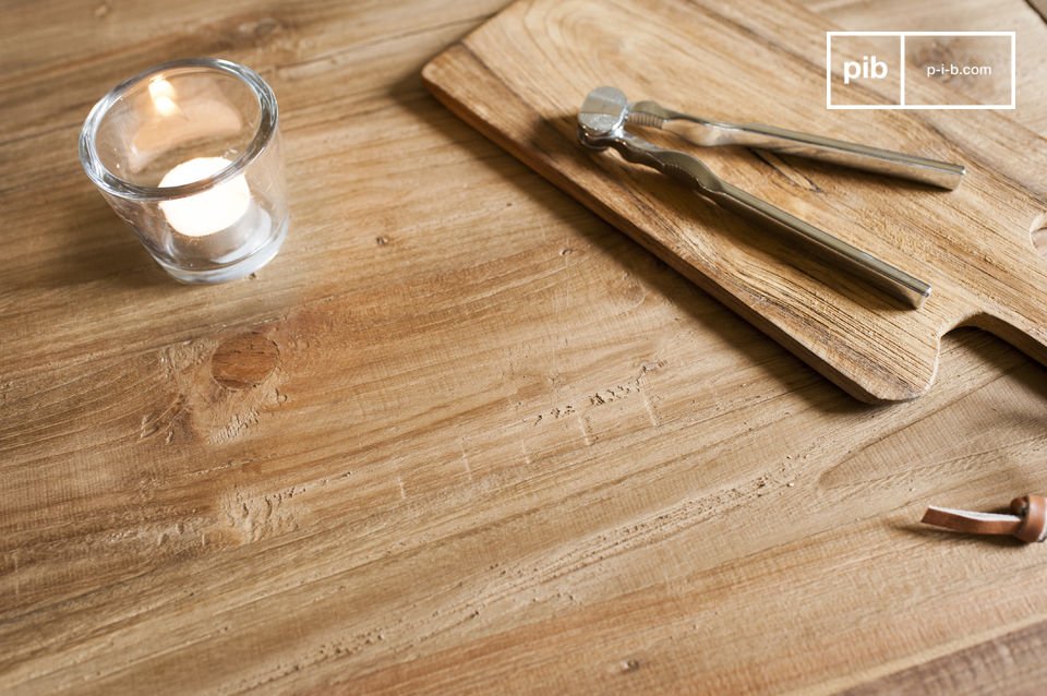 Le bois est laissé tout à fait brut, renforçant le style unique d\'une table industrielle
