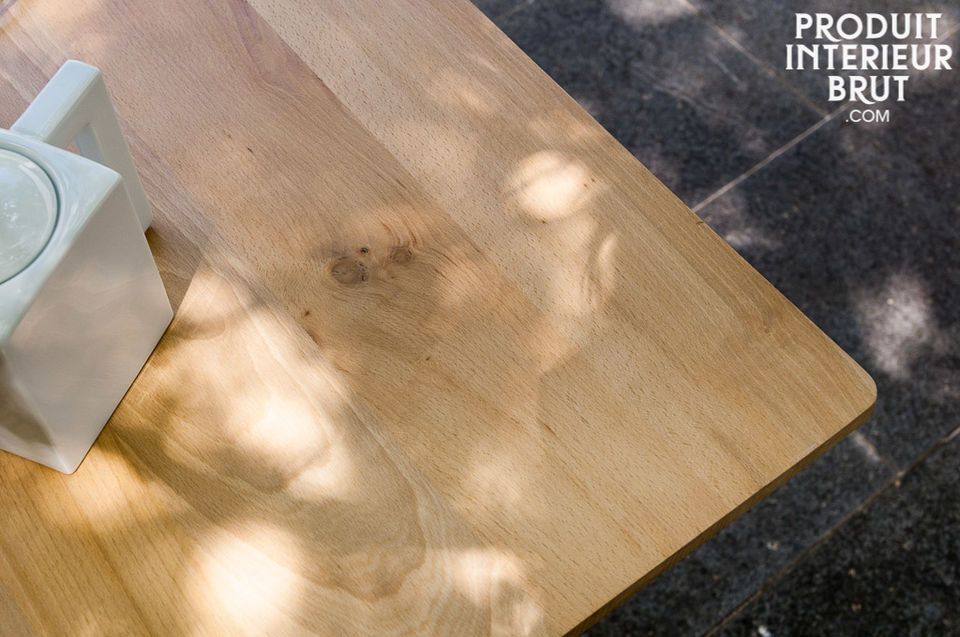 Disposant de renforts métalliques sous son plateau, la table Möka affiche une grande solidité