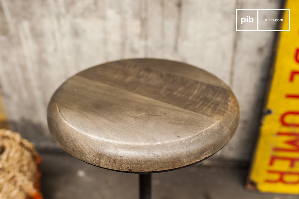 L'assise ronde est en bois, qui tend vers le gris.