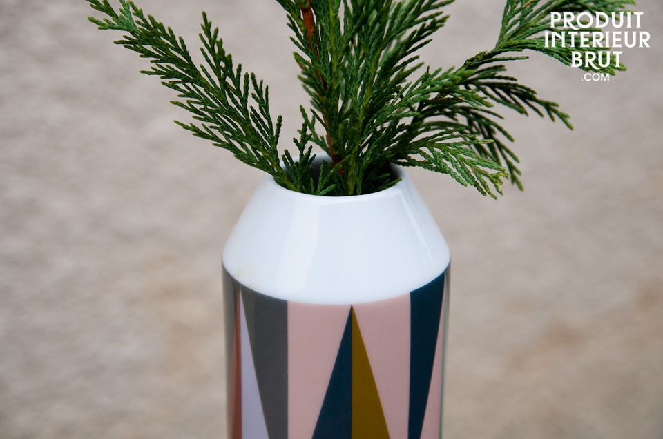 Réalisé tout en porcelaine, ce vase affiche les couleurs vives et rétros de la gamme Remix