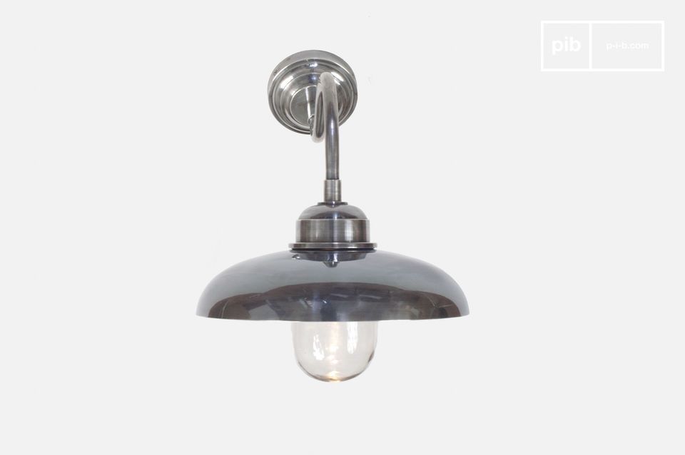 Luminaire au corps en laiton enrobé par un plaquage en argent.