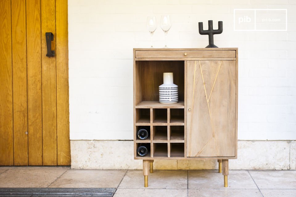 Une magnifique armoire en bois clair aux touches dorées.