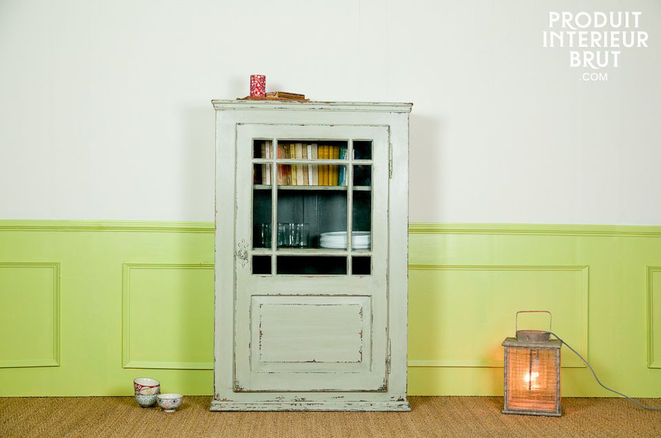 Une armoire qui affiche un fond en bois massif protégé par un verni sombre très esthétique