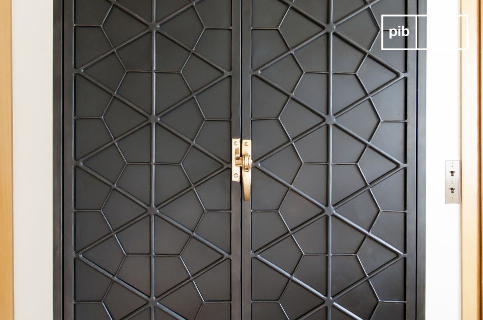 Les portes de l'armoire ont de belles formes géométriques.