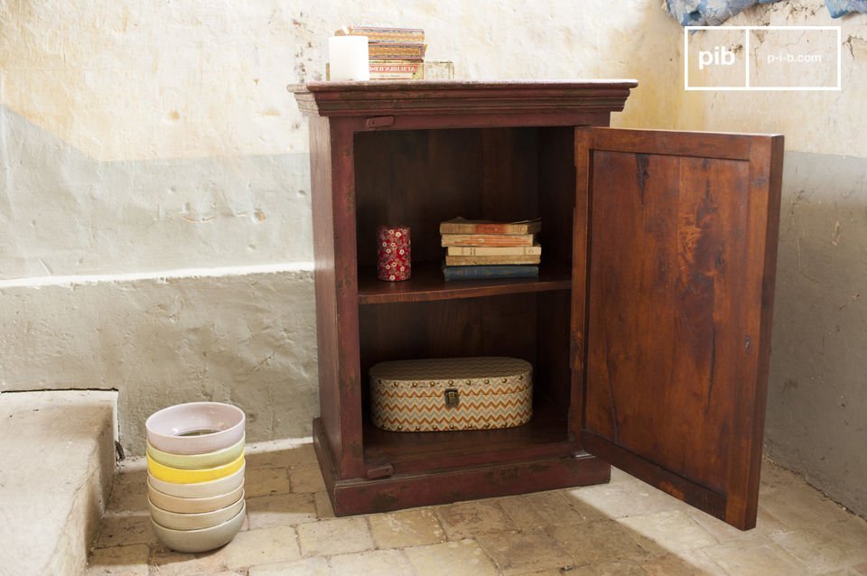 Armoire en bois massif avec deux espaces de rangements.