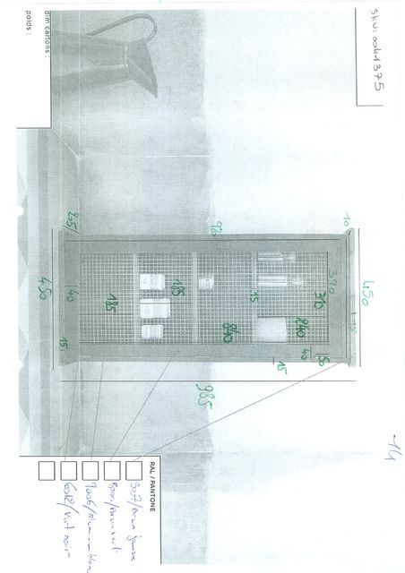 Un meuble de rangement réalisé tout en bois massif verni et patiné, robuste, conçu pour durer