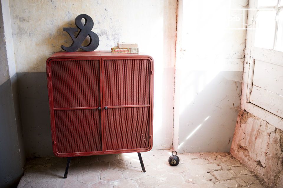 Armoire rouge toute en métal inspirée des années 50.