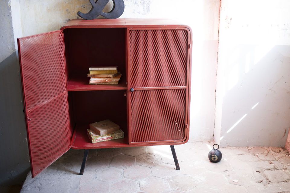 Bel espace de rangement pour cette armoire métallique patinée.