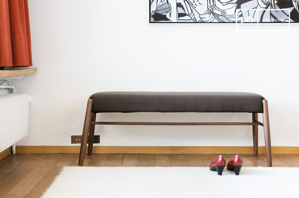 Banc au design sobre avec une touche d'originalité.