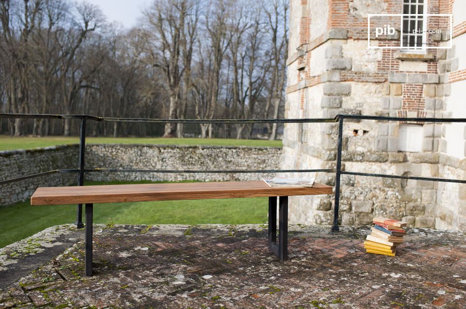 Joli banc en bois et au piétement noir.