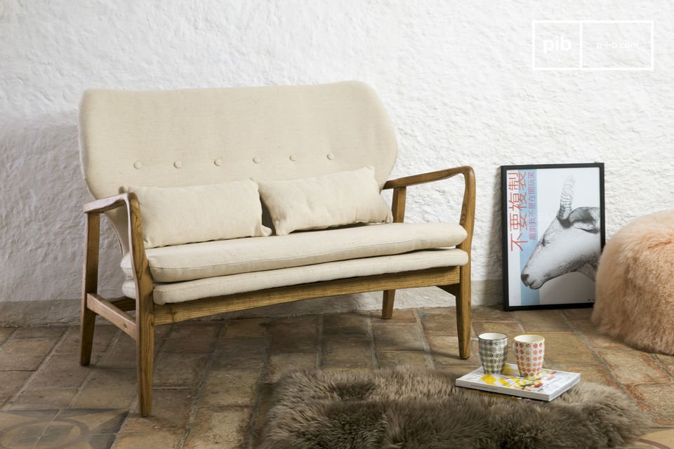 Une banquette élégante en bois massif et tissu textile.