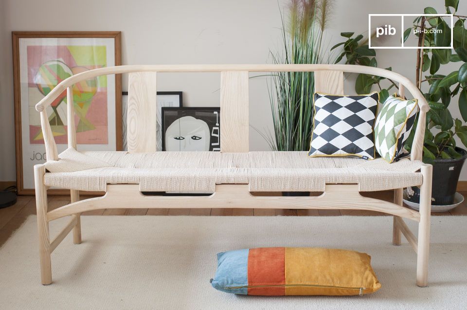 Magnifique banquette naturelle en bois très clair.