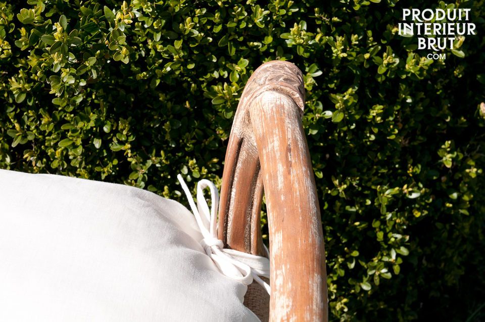 Le coussin d\'assise blanc cassé rembourré de plumes assure un très bon confort