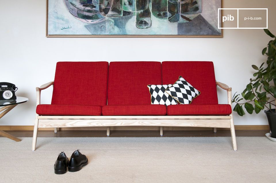 Magnifique banquette en tissu rouge et structure en bois clair.