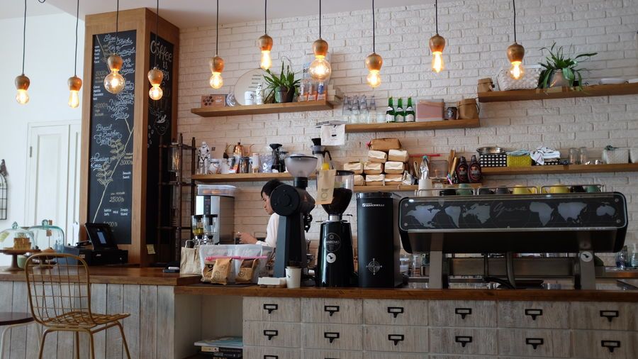 Bar tendance avec chaises métal