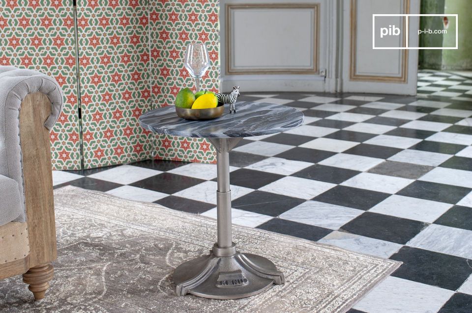 La table en marbre de style Art Déco allie les mouvements de vintage et moderne avec une touche d'aspect industriel.
