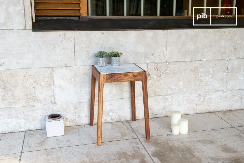 Jolie table d'appoint en marbre blanc et bois sombre.
