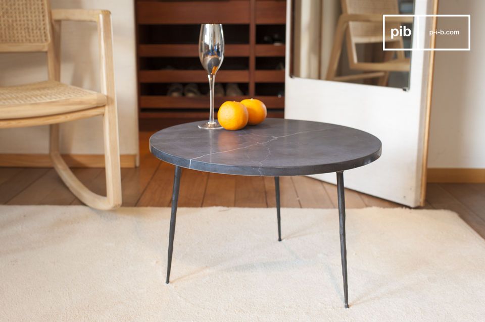 Superbe table basse ronde avec un épais plateau de marbre noir.