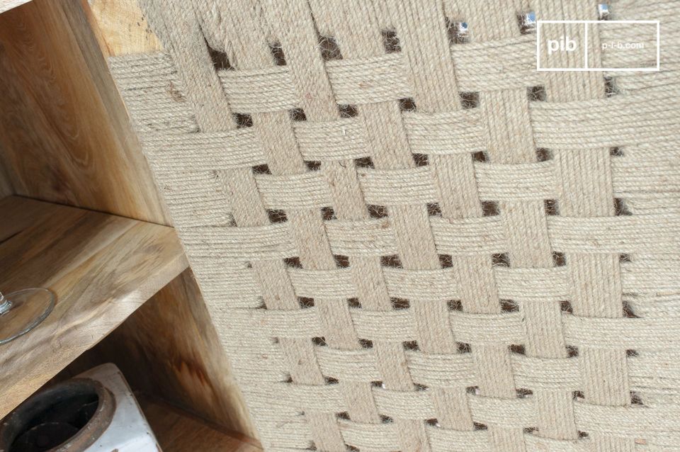 Le tissu en fibres naturelles des portes est parfaitement imbriqué dans le bois.