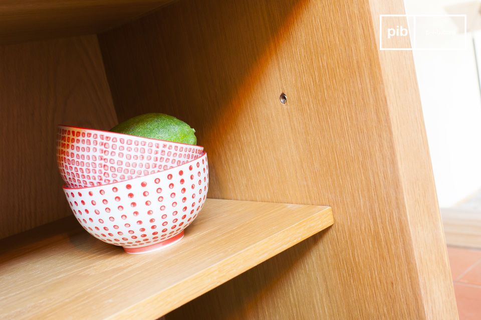 Les tablettes amovibles s'ajustent pour optimiser l'espace.
