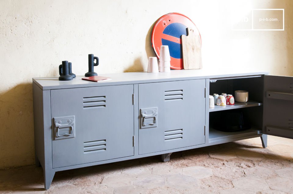 Le casier au look industriel rappelle les lockers d'école.