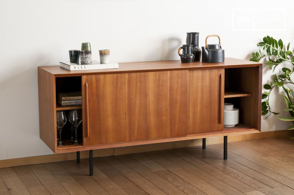 ce buffet style années 50 combine de beaux volumes de rangement.